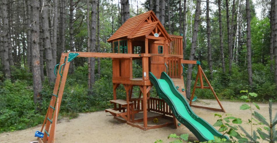 Aire de jeux pour enfants dans un camping familial situé dans les Laurentides
